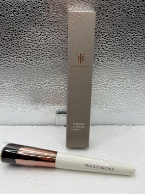 True Botanicals Flawless Brush – White Handle with Rose Gold Ferrule